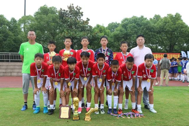 上海队记：王哲林右侧腹内斜肌部分撕裂本该休4-6周 他打封闭出战